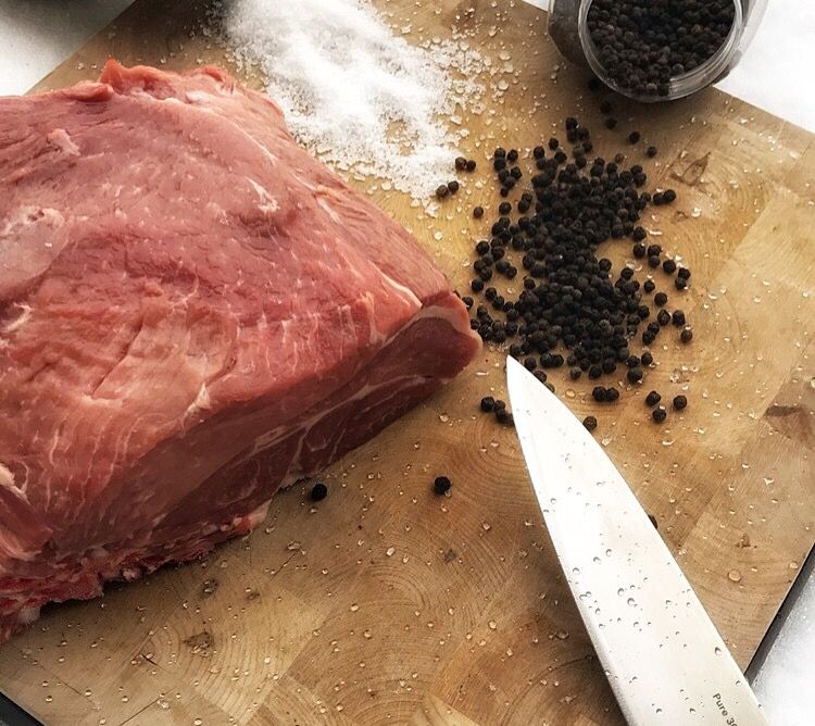 “Bij het bakken van dit vlees wordt een knapperige bruine korst gevormd” (Poldervarken)
