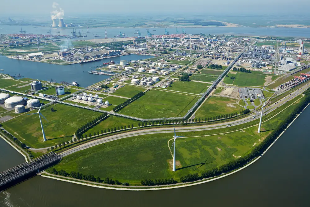 De site van BASF Antwerpen beslaat een oppervlakte van ca. 600 ha, waarop zich meer dan vijftig afzonderlijke plants bevinden
