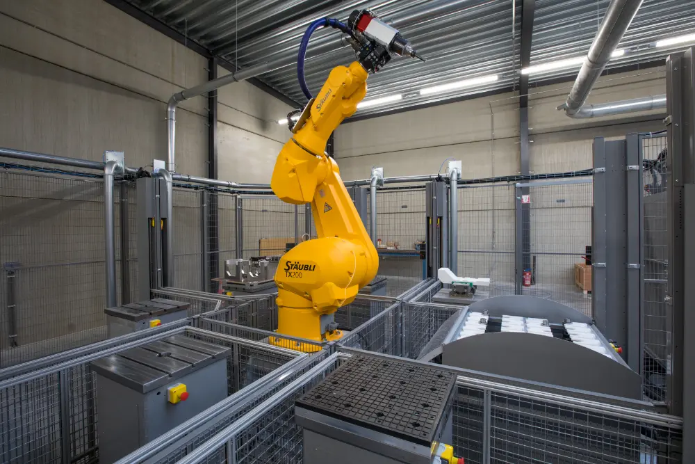 Zicht op de complete robotfreescel met zes werkposten