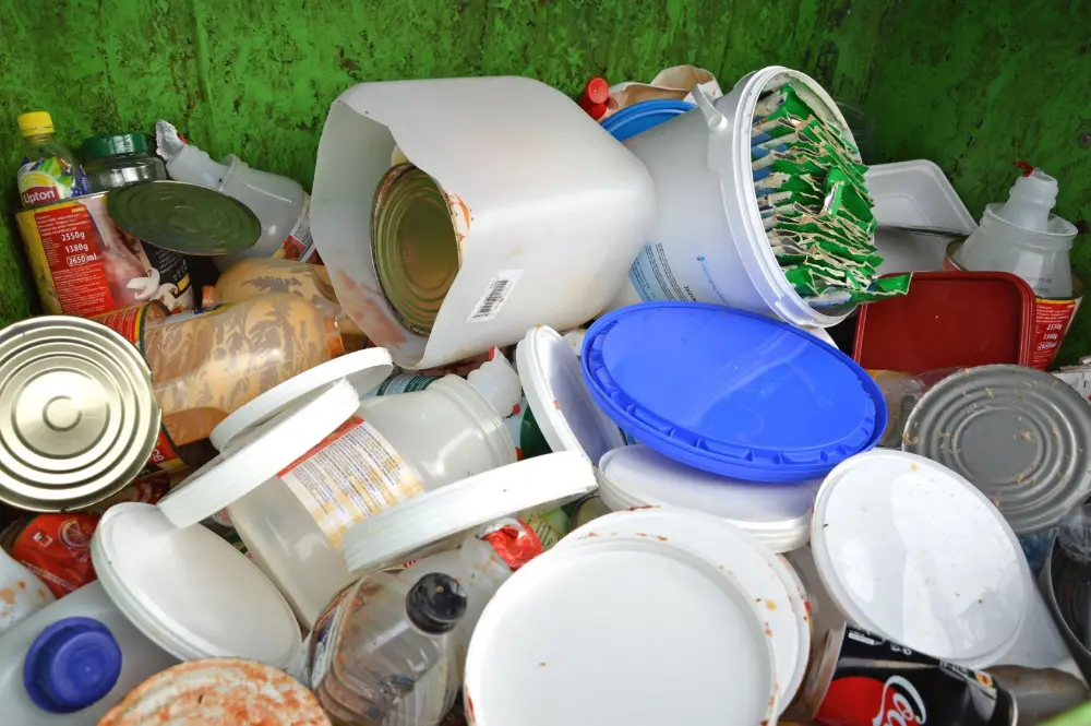 De verpakkingen in de pmd-container moeten goed geledigd, leeggegoten of leeggeschraapt zijn