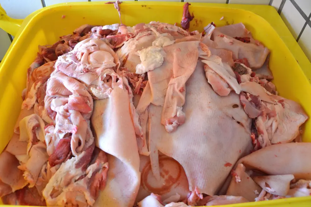 Les fractions de déchets comme la graisse et la couenne peuvent être transformées en nourriture pour animaux, engrais, fourrage et farine animale 