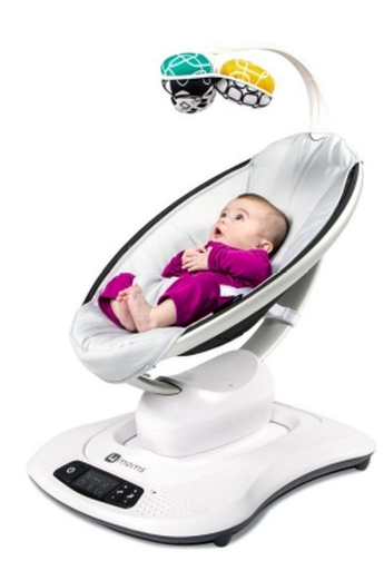 De babyswing mamaRoo van 4Moms bootst de natuurlijke beweging van de ouder na en valt vanaf afstand te bedienen via een app