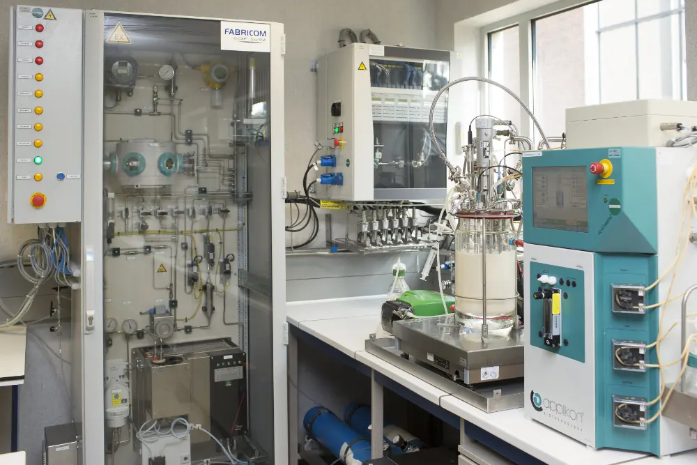 Figuur 1: Labo-opstelling van de fermentor bij VITO, gebruikt voor het opkweken van de bacteriën met glucose en het vervolgens produceren van bioplastic met CO<sub>2</sub> en valeriaanzuur