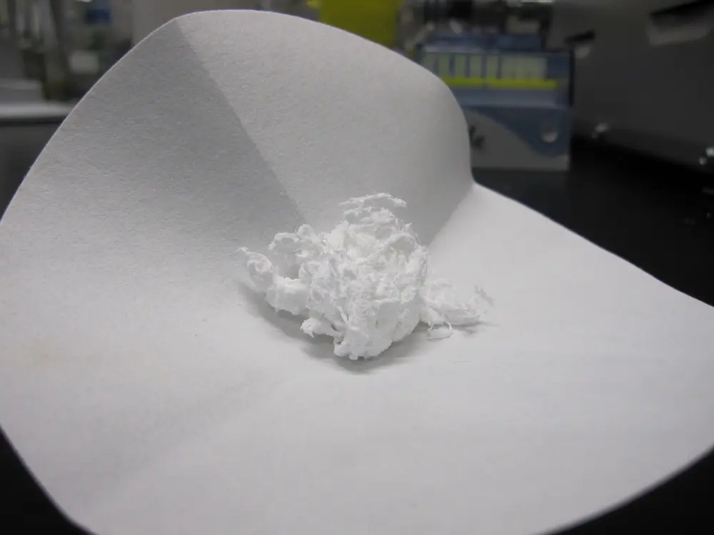 Figuur 7: finaal bekomen PHBV-bioplastic na extractie, opzuivering en droging