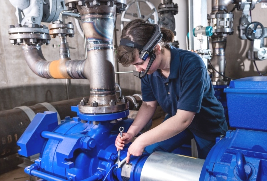 Op de Achema presenteerde pompleverancier KSB een ServiceConcept dat gebaseerd is op augmented reality: met de virtuele bril worden technici tijdens hun servicewerk via video en audio begeleid door een expert