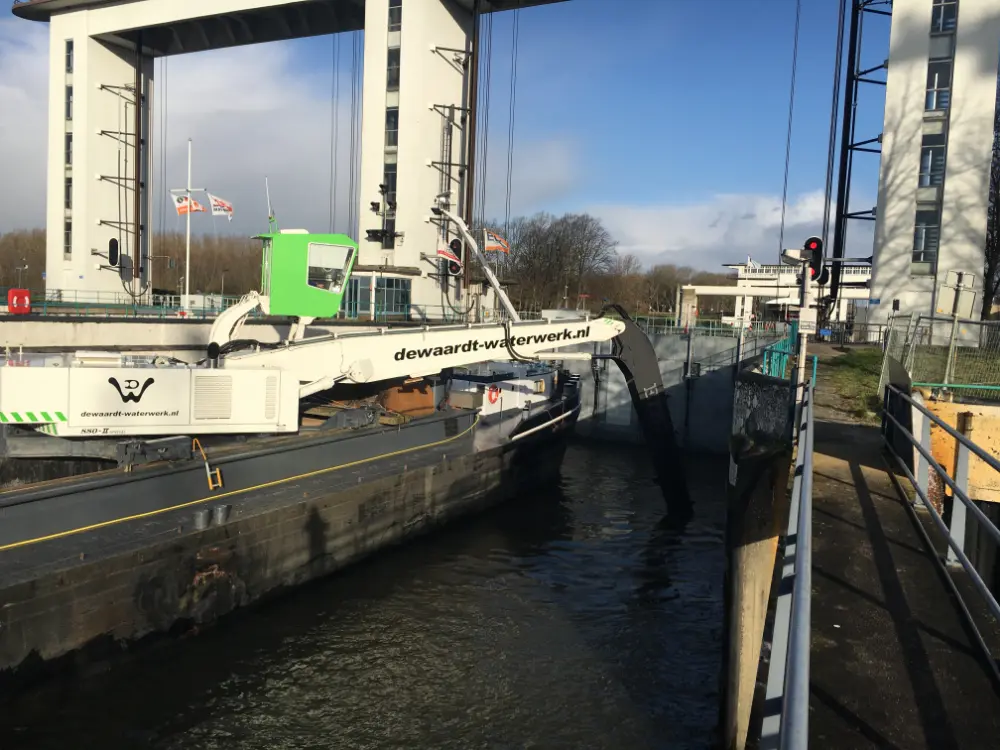 Het storten van beton over de stenen bij de sluis  voorkomt dat ze onder de sluisdeur terechtkomen