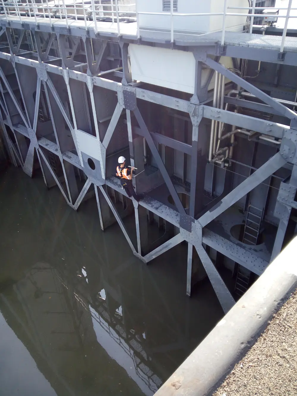 Werkzaamheden aan de bestaande sluis. Veiligheid staat voor het hele samenwerkingsverband voorop