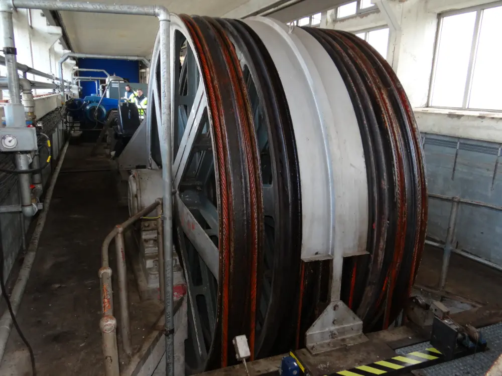 Ce m&eacute;canisme dans les tours des anciennes &eacute;cluses  assure le levage des portes d&rsquo;&eacute;cluse