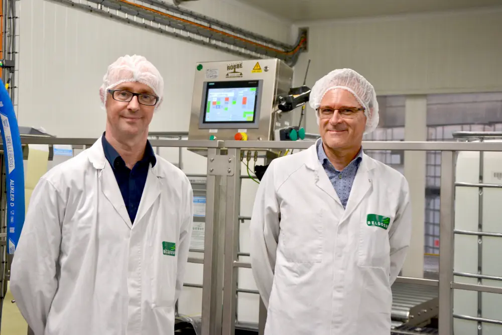 Productiedirecteur Lode Blomme en technisch directeur Patrick Schelstraete in het afvullokaal