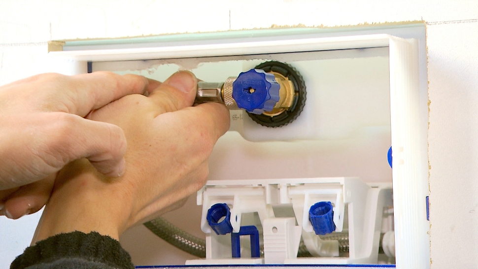 aansluiten inbouwsas sanitair wc hangwc toilet hangtoilet flexibel kraan kraantje aansluiten