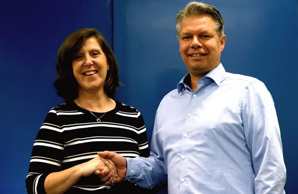 Veerle Fincken (VOM) en Timo van Leent (Mikrocentrum) slaan voor de volgende edities van Eurofinish en Materials de handen ineen