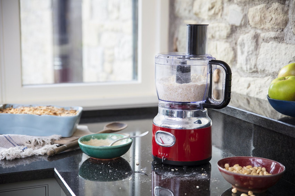 Le Russell Hobbs Retro est un food processor et blender en un qui permet de pétrir, de râper et d'écraser les ingrédients, ou de mixer une soupe ou un smoothie