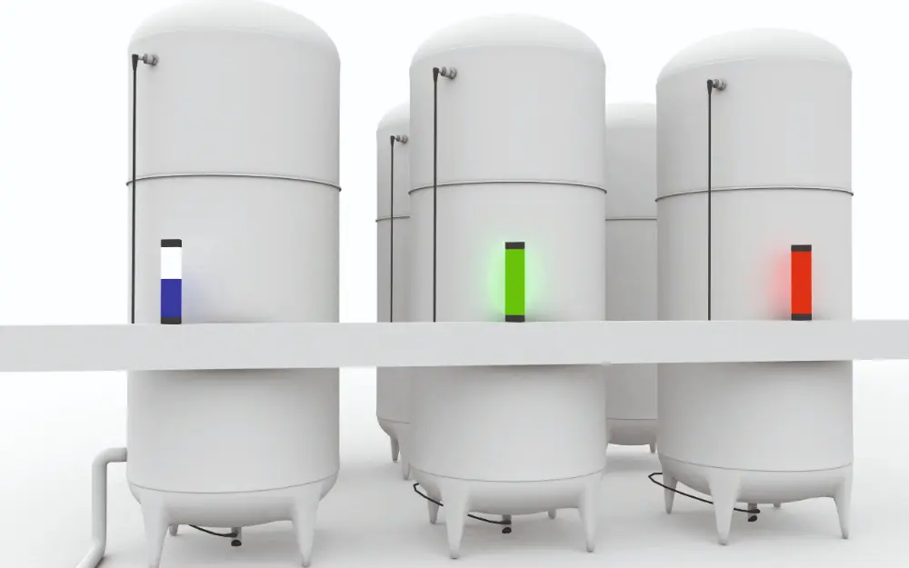 De SmartLight ledsignaaltoren, aangesloten op IO-Link, trekt tot op grote afstand de aandacht wanneer de operator actie moet ondernemen