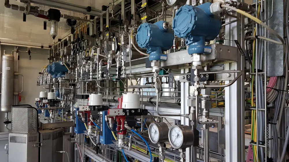 Hogedoorvoerkinetiekopstelling met 8 parallelle reactoren voor metingen onder gas-vloeistof-vastcondities