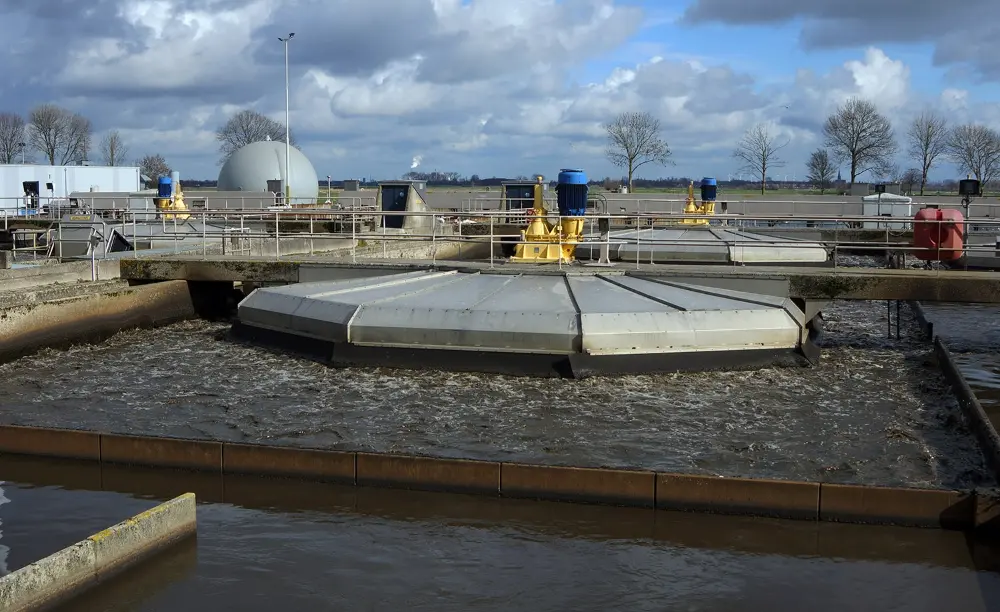 Een groot deel van de RWZI maakt nog gebruik van oppervlaktebeluchting, een verouderd systeem dat veel energie vergt