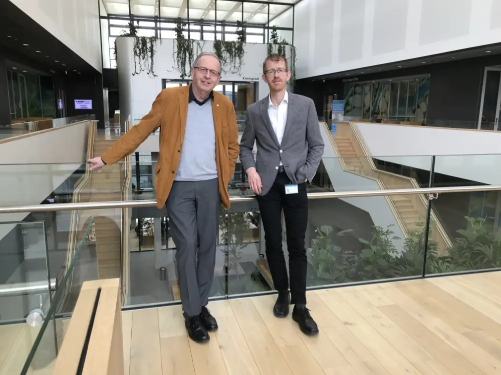 Prof. Andrzej Stankiewicz (links) geeft de fakkel als DPTI-voorzitter door aan Prof. Ruud van Ommen. Praktisch gezien heeft Van Ommen het voorzitterschap al overgenomen. De officiële overdracht zal echter plaatsvinden op 13 juni tijdens het jaarlijkse Van ‘t Hoff symposium