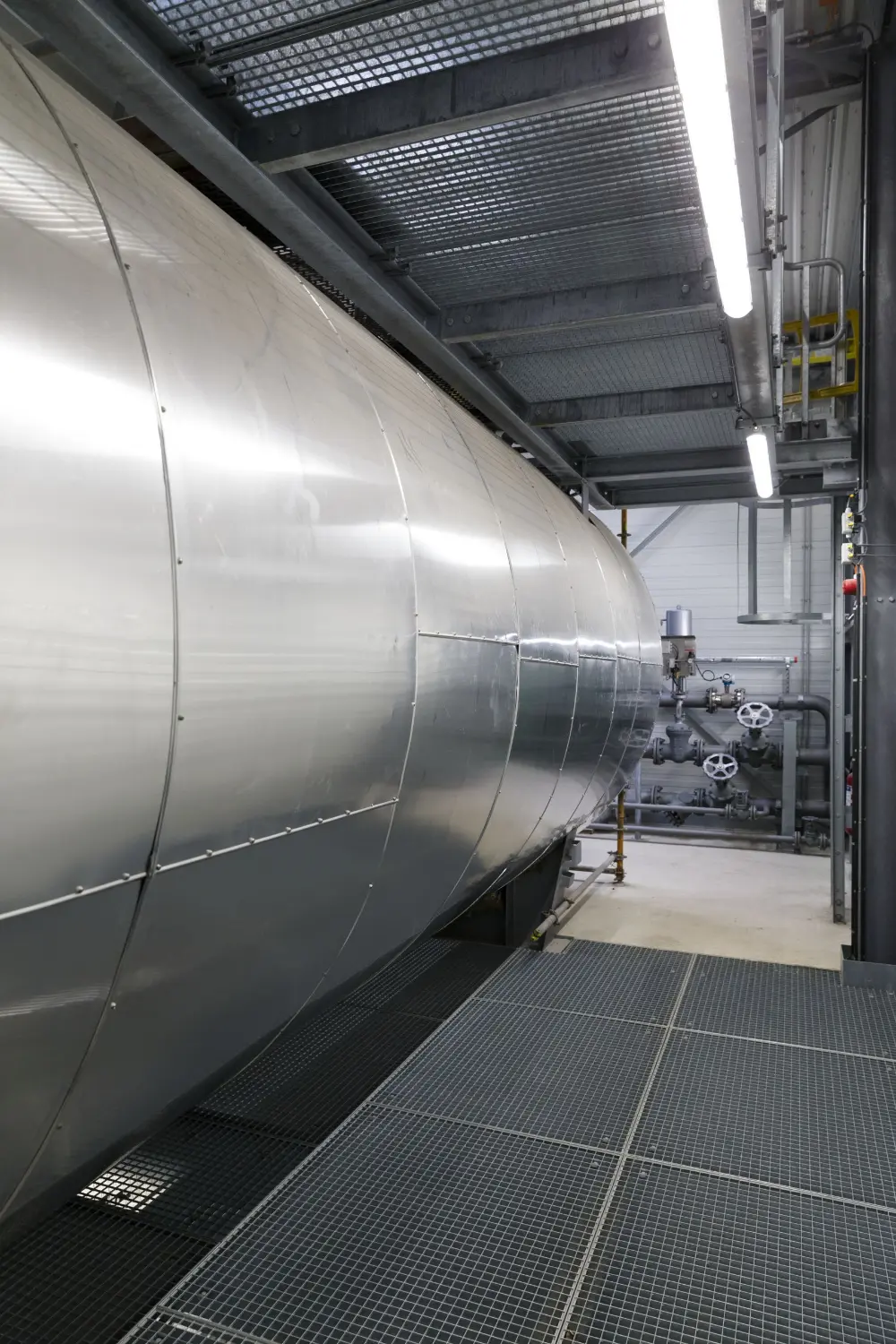 Het terugkerende condensaat wordt opgevangen in een tank van 50 m&sup3; op lage druk en temperatuur