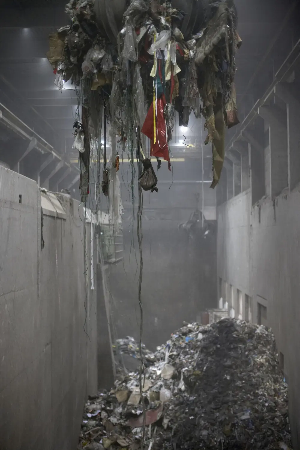 De stoom wordt geproduceerd door o.a. Indaver dat niet-recycleerbaar huishoudelijk afval in drie rooster&shy;ovens verbrandt