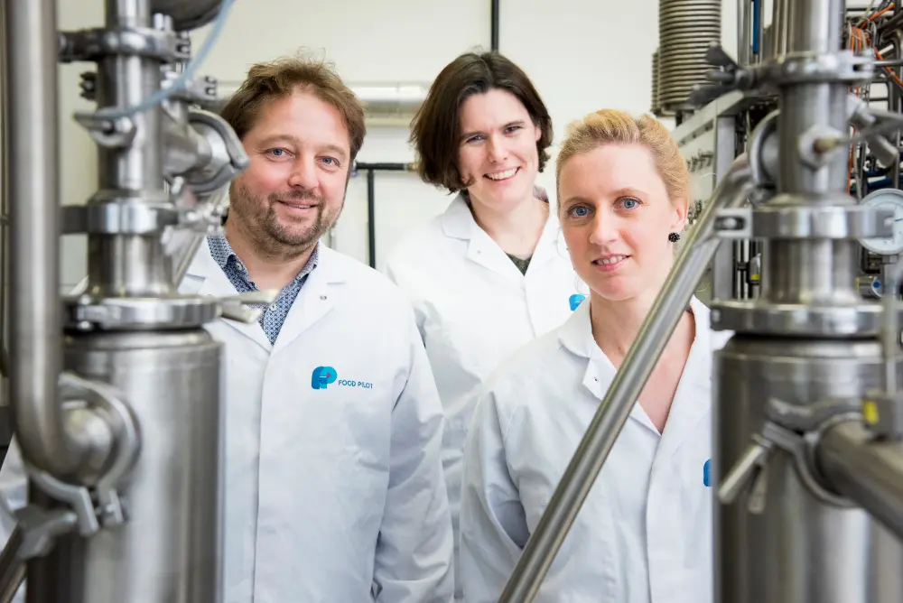 Bart Van Damme, Veerle De Graef (Flanders’ FOOD) en Karen Verstraete (ILVO): “Bedrijven kunnen in de Food Pilot hun producten en processen optimaliseren zonder hun huidige productie te onderbreken of zonder eerst zware investeringen te moeten doen”
