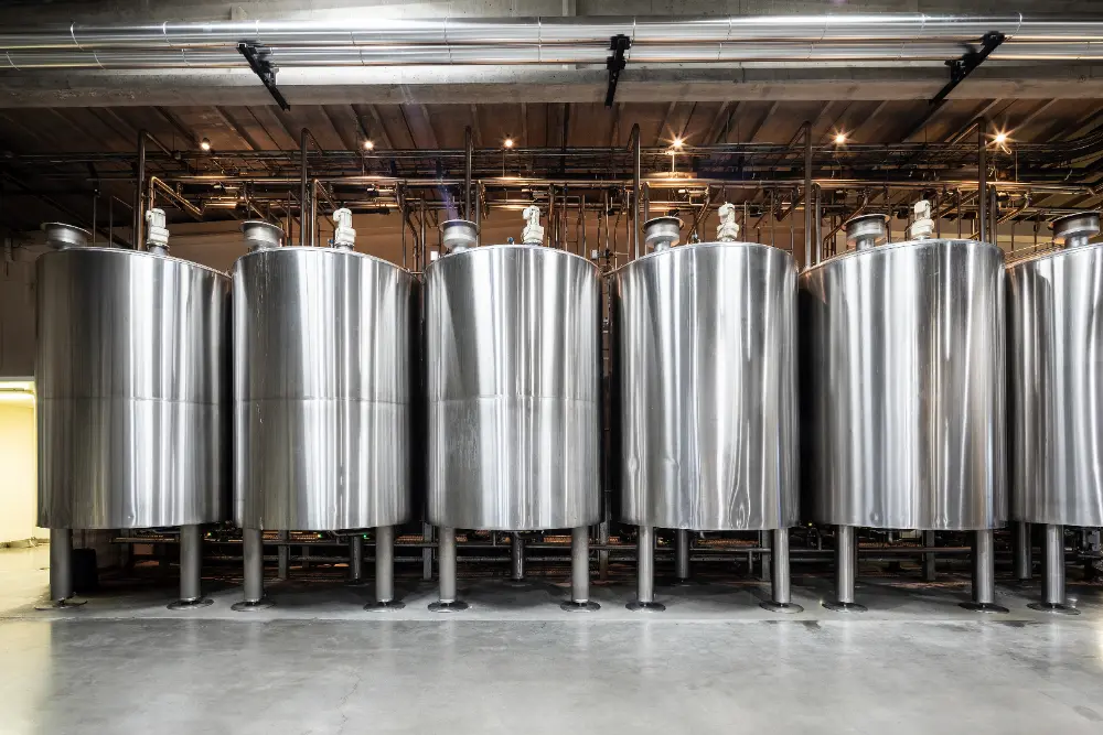 In 30 grote tanks wordt de honing ontwassen na het zeven. Van daaruit gaat het naar de 10 afvullijnen