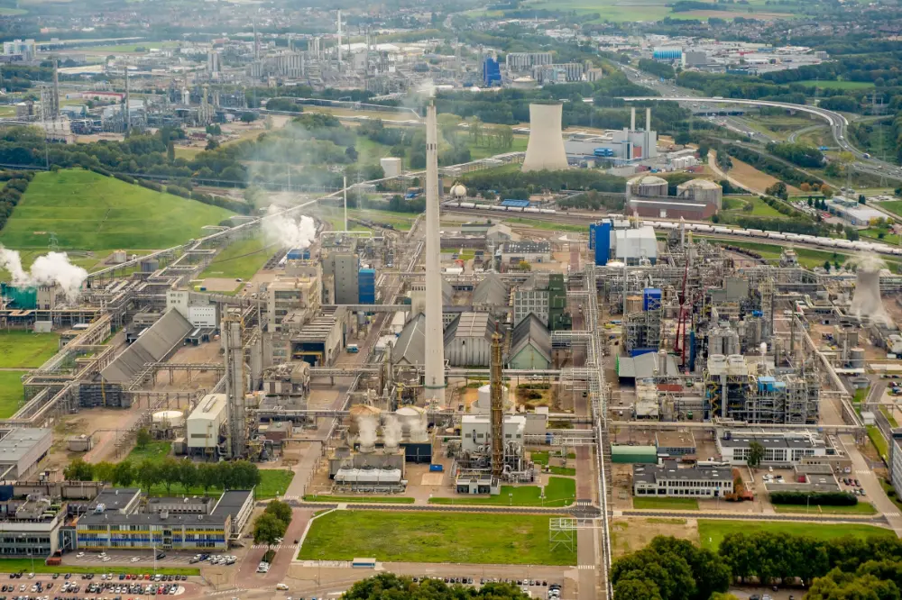 Gedeeltelijk overzicht van de chemiecluster Chemelot, gelegen rondom het kruispunt van de A2 en de A76 nabij Sittard-Geleen