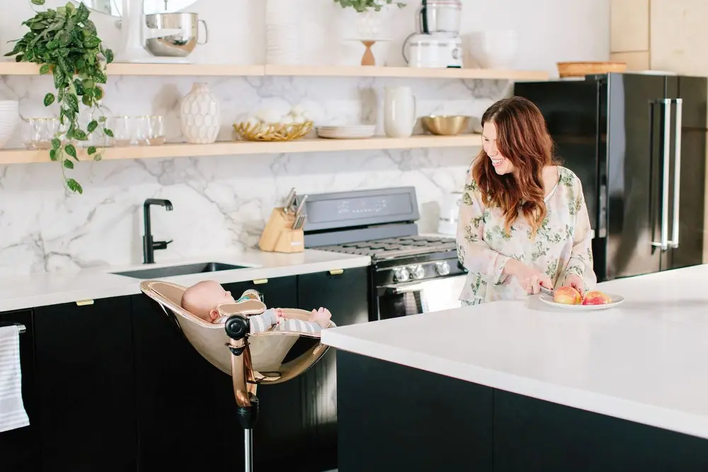Dans la Fresco Chrome de Bloom, b&eacute;b&eacute; peut &ecirc;tre pr&eacute;sent &agrave; table de la naissance jusqu&rsquo;&agrave; l&rsquo;&acirc;ge de 8 ans