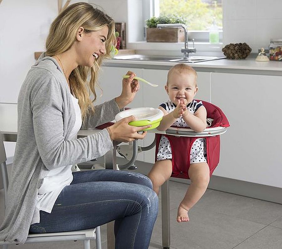 Le Chicco 360&deg; seat pivote &agrave; 360&deg;, ce qui est tr&egrave;s pratique dans les petits espaces ou en d&eacute;placement