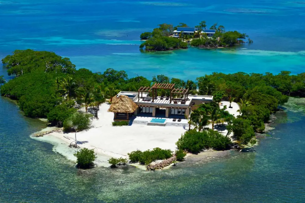 Gladden Island, een ge&iuml;soleerd priv&eacute;-eiland in de Caribische Zee bij Belize, wordt door een installatie van Elemental Water Makers van zoet water voorzien