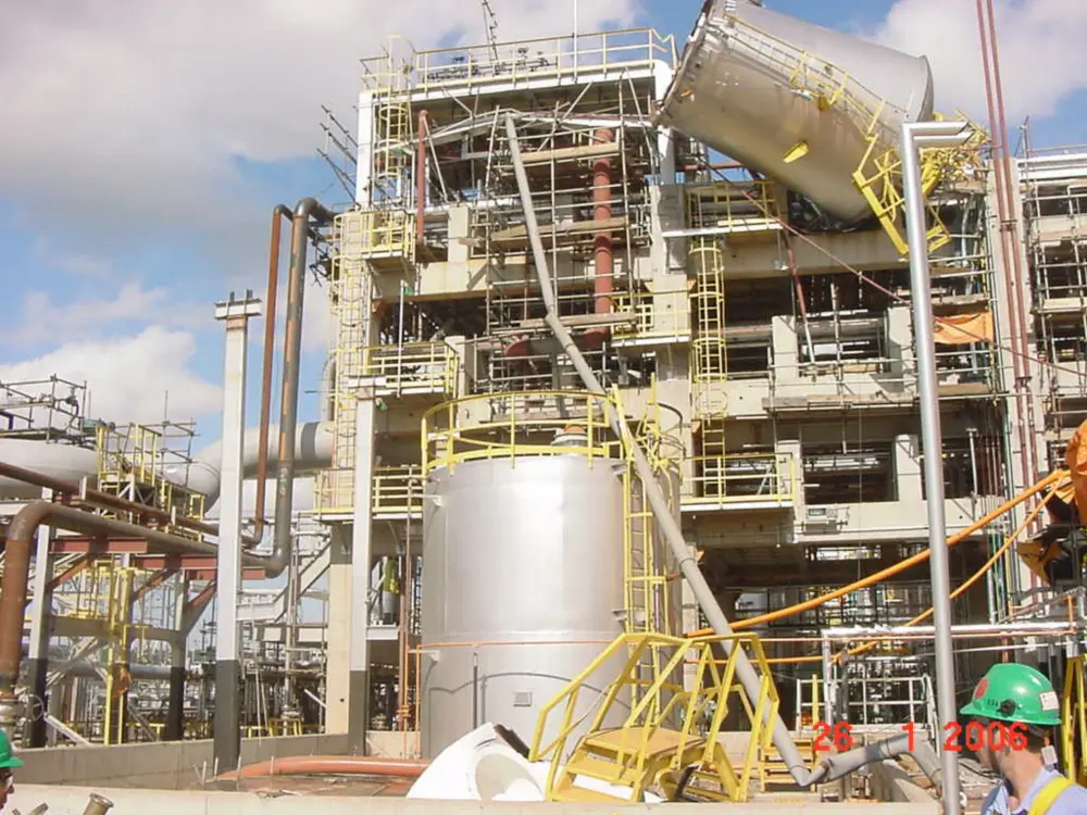 Wanneer het fout gaat: de tank die bovenop ligt, stond eerst links onder op de grond maar werd door een explosie de hoogte in gekatapulteerd