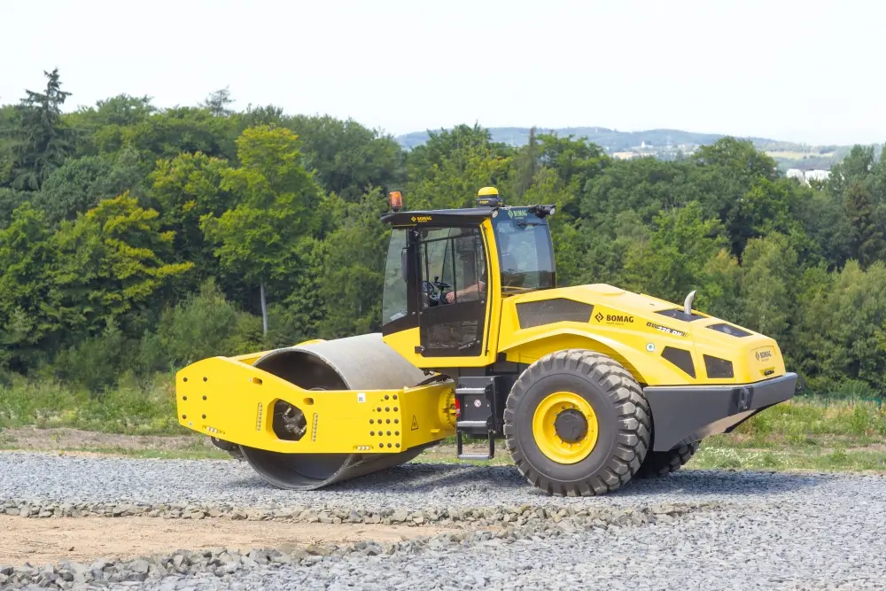 Les engins de compactage sont essentiels lors des travaux de fondation et des travaux de voirie, car ils assurent une base solide sur laquelle on pourra ensuite construire ou rouler