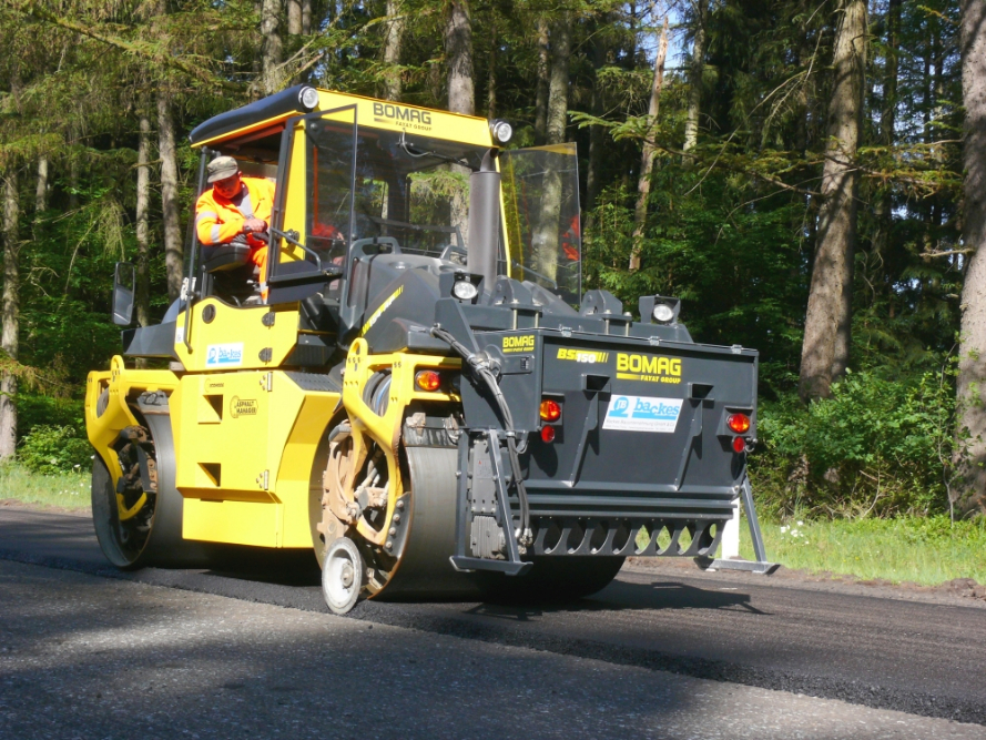 Les compacteurs tandem sont utilisés pour compacter l'asphalte, comme dans les travaux de voirie et l'aménagement de parkings