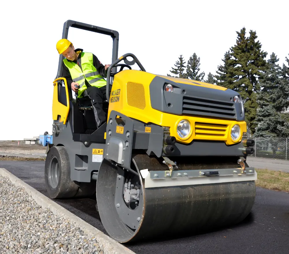 Il faut éviter le surcompactage. En vibrant d’une certaine manière ou en passant trop souvent sur le substrat, on peut casser le granulat ou le gravier