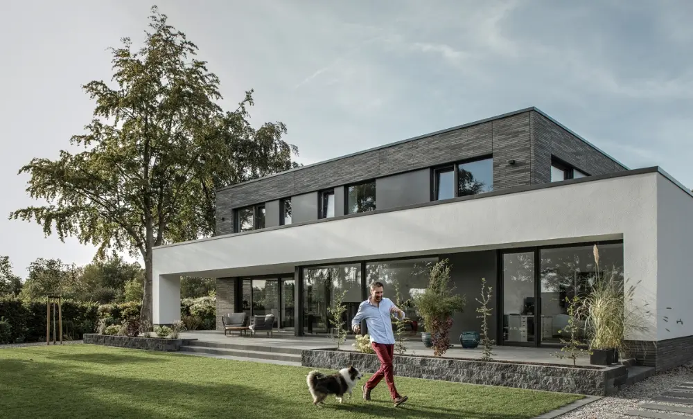 Le RAU-FIPRO X vous permet de fabriquer des fen&ecirc;tres du sol au plafond avec des profil&eacute;s d'ouvrant en PVC