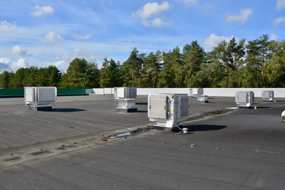 Les unités de refroidissement et de ventilation pour l’amenée d’air frais et l’évacuation de l’air vicié sont montées sur le toit. On a choisi un refroidissement adiabatique, notamment parce qu’il est plus léger qu’une climatisation