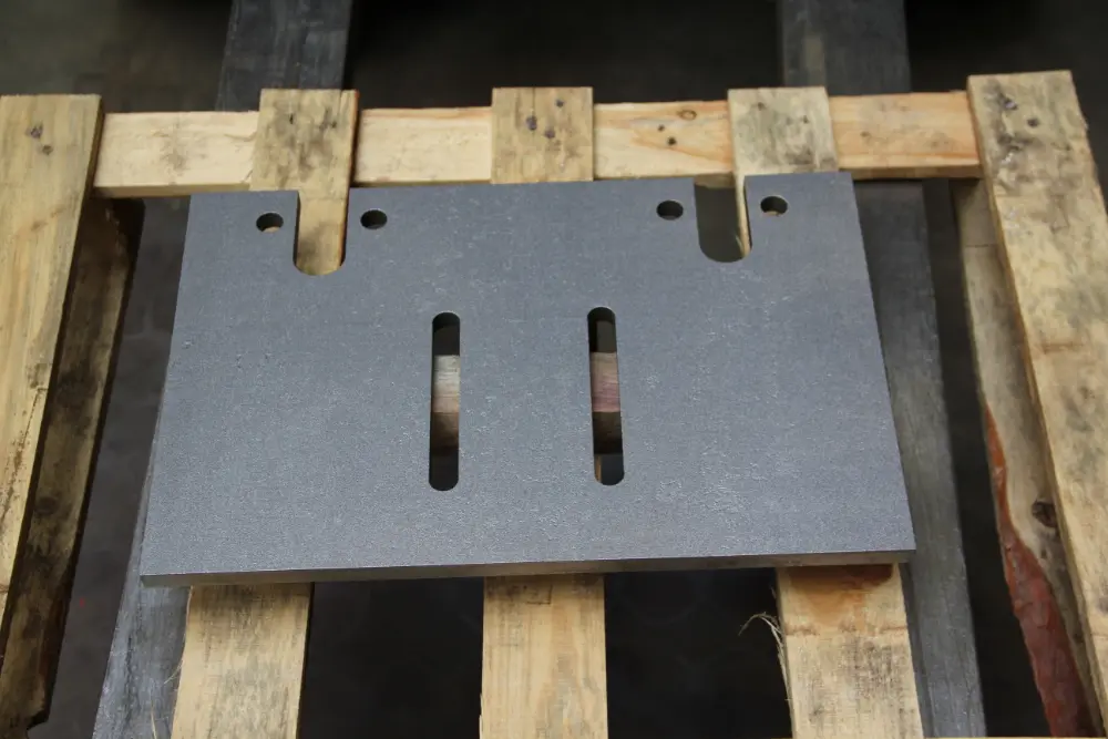 ▼ Een product met een specifiek gatenpatroon wordt nu in &eacute;&eacute;n enkele opspanning gerealiseerd: de gaten worden met een waterstraal gesneden; de buitencontour met de plasmasnijder