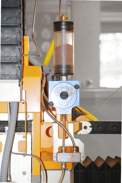 Aangezien de kritieke parameters &ndash;&nbsp;zoals de flow van het zand&nbsp;&ndash; nauwkeurig gemonitord worden, kan de machine gerust alleen gelaten worden