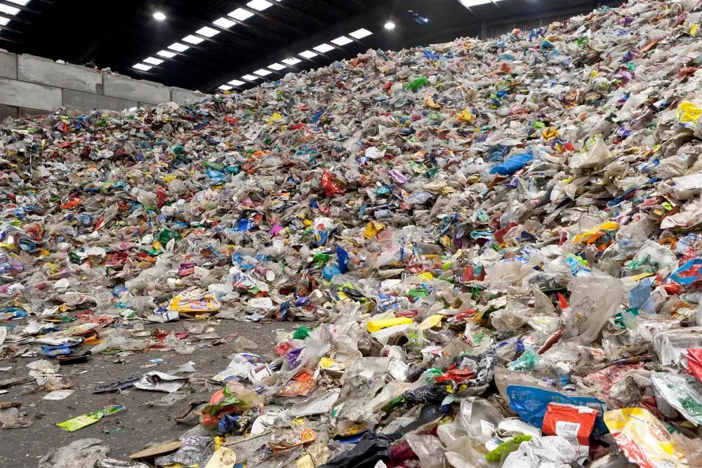 De post-consumer plastic afvalstroom is zeer complex van samenstelling. Het sluiten van de kringloop vergt veel inspanning op het gebied van sorteren en scheiden, bijvoorbeeld in de KSI (foto: Omrin)
