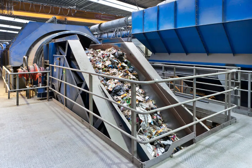 Sortering van de plastic afvalstroom in de KSI bij de Nederlandse inzamelaar en verwerker van afval Omrin, partner in het Circular Plastics Initiative (foto: Omrin)