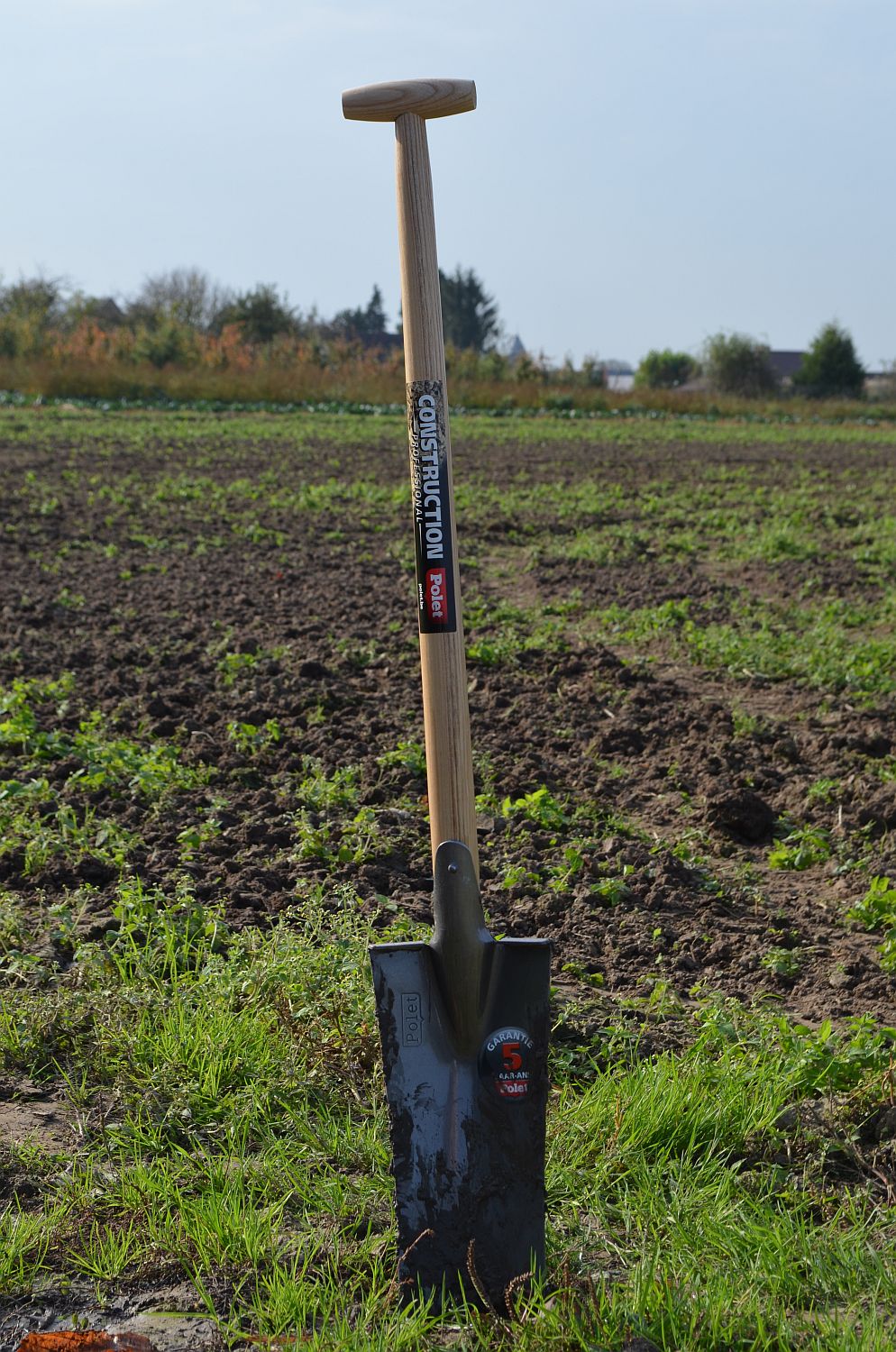 Het is goed om houten stelen een paar keer per jaar in te wrijven met lijnolie (Polet)