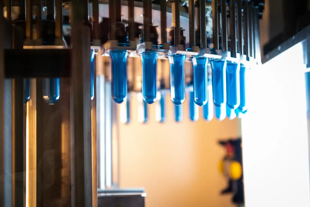 Van de preforms uit gerecycleerd plastic worden nieuwe flessen geblazen: rpet