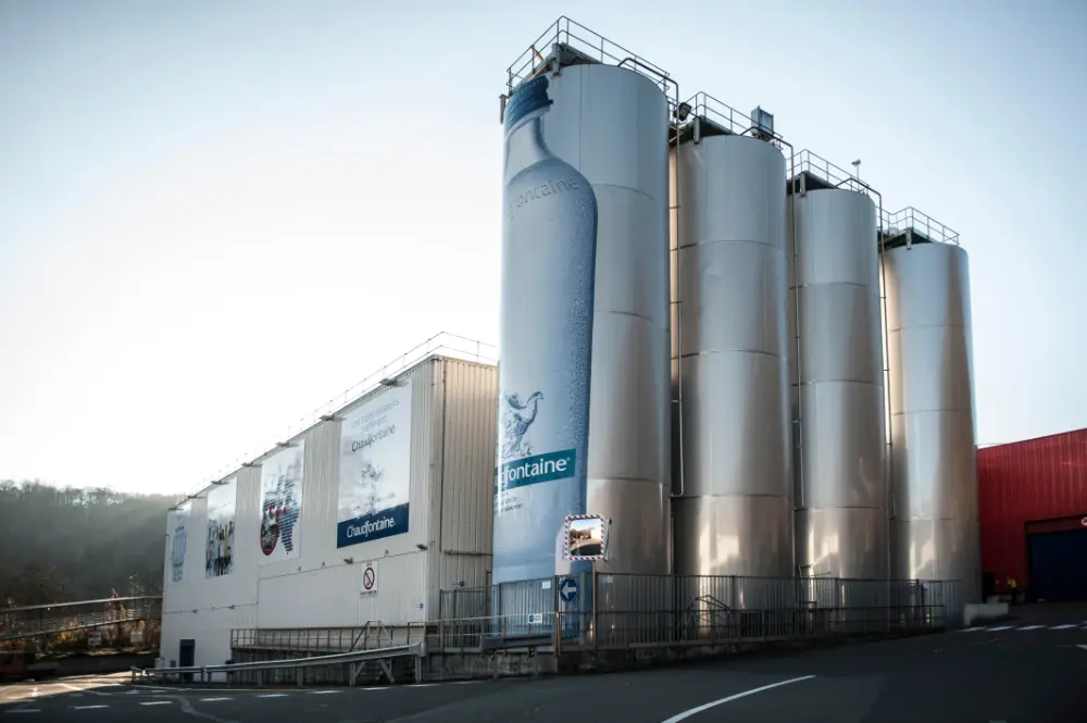 Lorsque l'eau provient de la source, elle a une température de 37 °C. D'où le nom: 'Chaudfontaine'