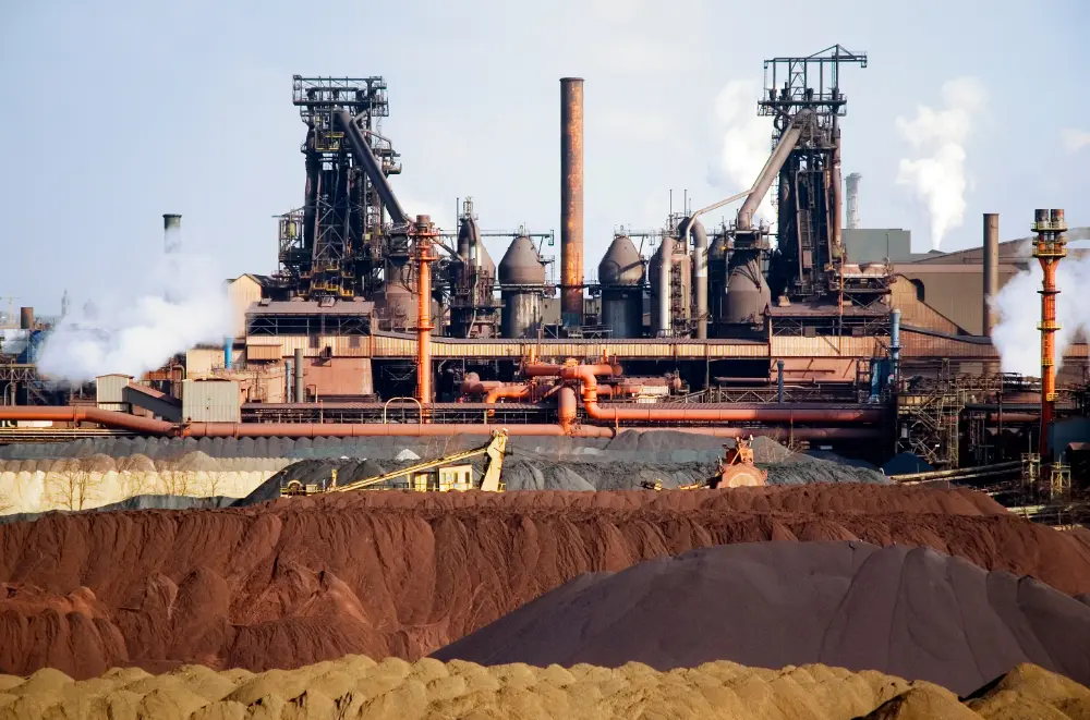 ArcelorMittal Gent (foto) en Tata Steel IJmuiden staan bovenaan op de lijst van grote indus&shy;tri&euml;le CO<sub>2</sub>-producenten, met emissies van respectievelijk 9 en 12 miljoen ton per jaar. De sec&shy;tor heeft maar weinig opties om deze CO<sub>2</sub>-emissies te reduceren (foto: ArcelorMittal Belgium)