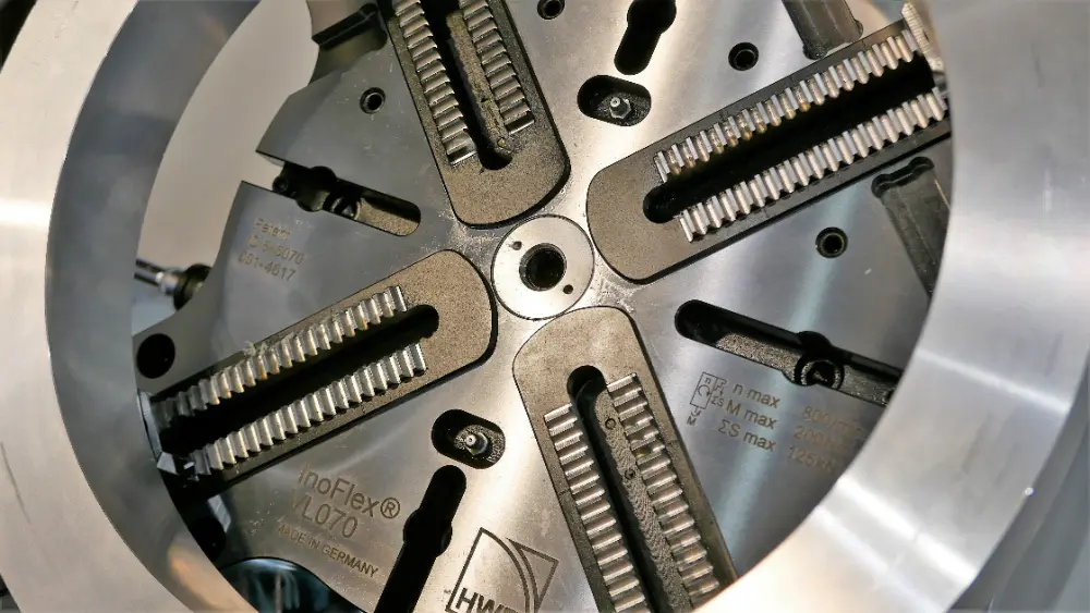 Een voorbeeld van een zelfcentrerende klauwplaat met automatische krachtcompensatie in alle vier de klauwen. Hierdoor wordt een product nooit met teveel kracht aan &eacute;&eacute;n zijde opgespannen