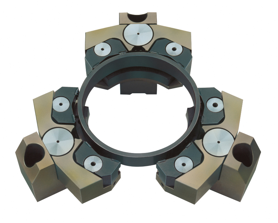 Schunk levert meerdere oplossingen om een CNC-draaimachine vervormingsvrij op te spannen,  zoals deze hydraulische compensatieklemmen die de trillingen tijdens de bewerking dempen