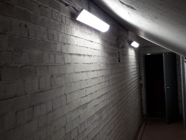 armatures LED dans le métro Bruxellois