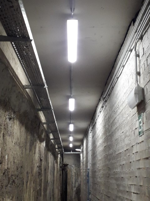 armatures LED dans le métro Bruxellois