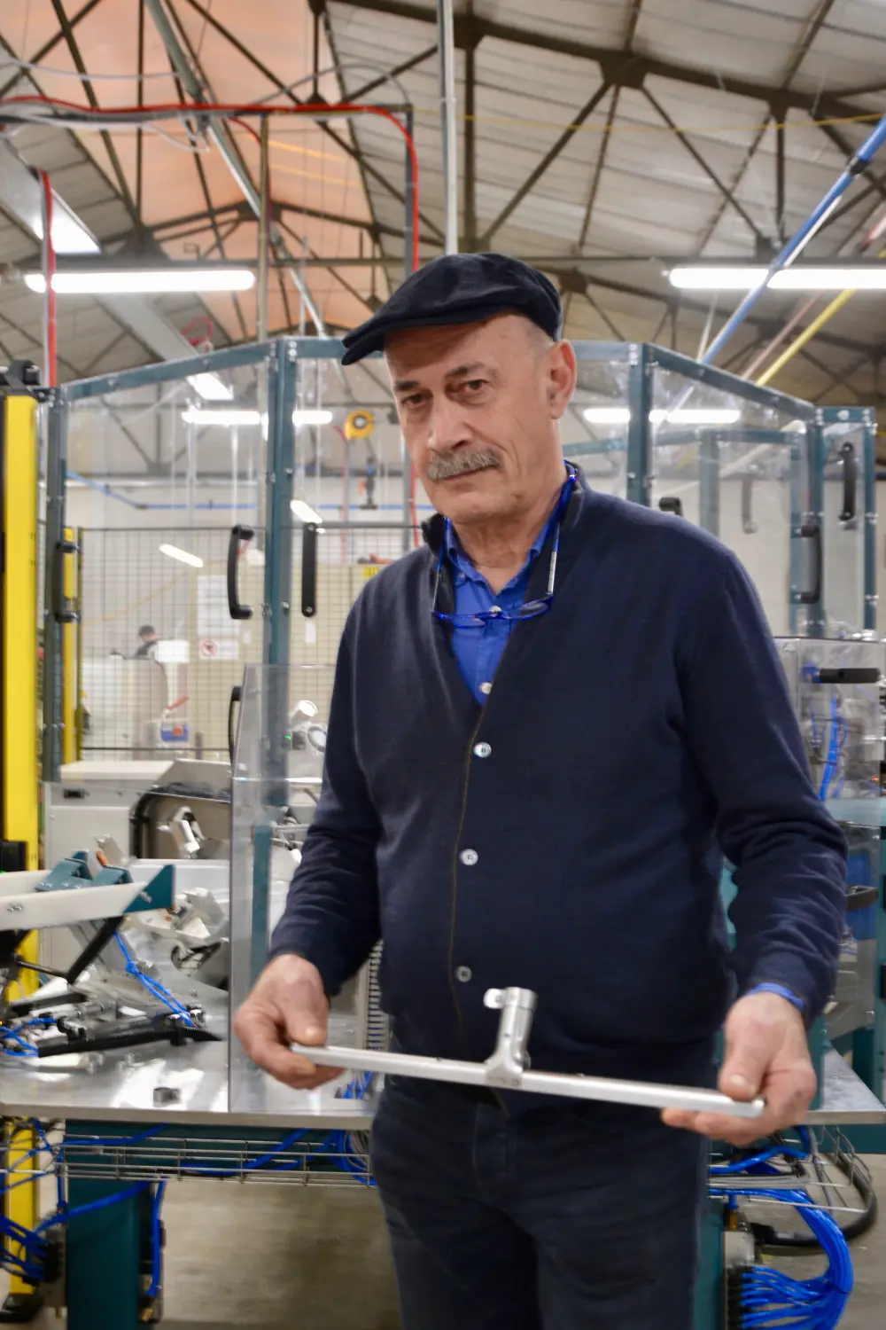 &ldquo;Het eindproduct van deze machine is een samengestelde trekker, die op andere machines nog wordt voorzien van rubbers, revetten en etiketten&rdquo;, toont zaakvoerder Luc Saelen