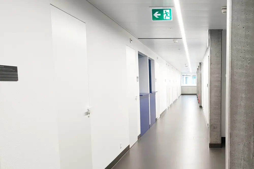 Lors du choix d'une telle serrure, il faut r&eacute;fl&eacute;chir un peu plus que pour une serrure standard. Il y a deux types: la serrure correcte est choisie sur la base du sens de fuite et non selon le sens de pivotement de la porte