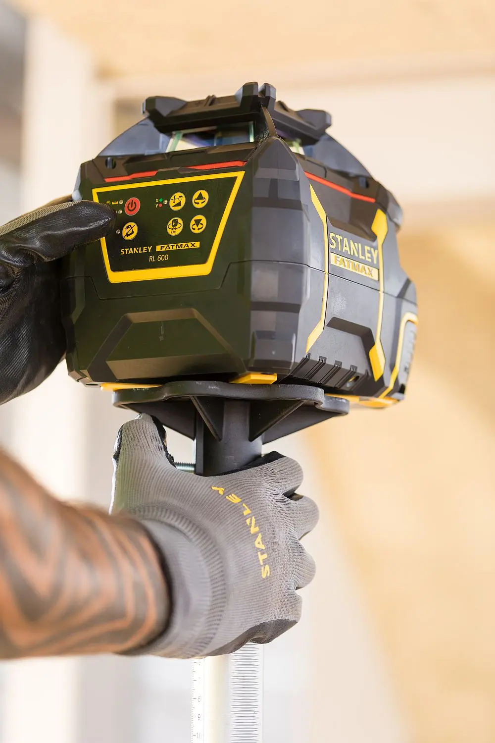 Le laser rotatif Stanley Fatmax FMHT77446-1 fonc­tionne sur piles D et offre une portée jusqu'à 600 m. Cet appareil est fourni en coffret avec un grand récep­teur pour un travail rapide