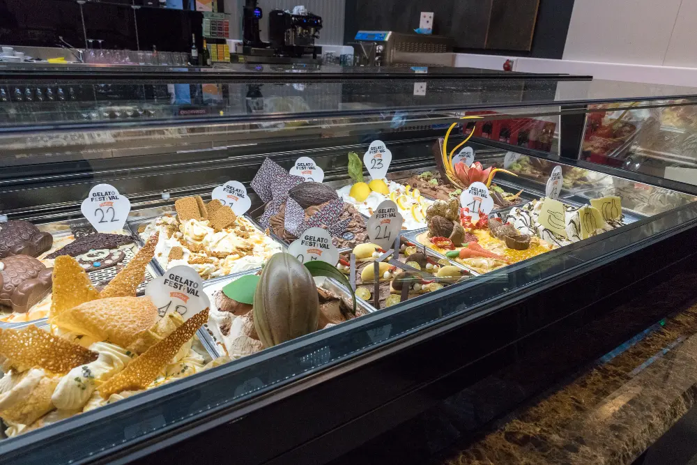 IJs biedt een weg naar heel wat creativiteit met diverse soorten decoraties en garnituren zoals fruit en koekjes